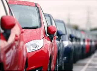 Discount On Cars: તહેવારોની સિઝન નજીક આવતાં જ કાર પર મળી રહ્યું છે ભારે ડિસ્કાઉન્ટ
