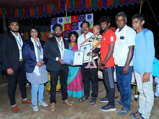 Karur 3 year Old Girl Mathangi set World Record in skating 5 consecutive hours Karur Girl Skating Record: 365 சுற்றுகள் 26.5 கி.மீ தூரம்: ஸ்கேட்டிங்கில் உலக சாதனை படைத்த 3 வயது சிறுமி - ஆனந்த கண்ணீர் சிந்திய பெற்றோர்!