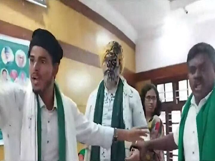 Ink thrown at farmer leader Rakesh Tikait in Bengaluru, upr0ar and fight in the program 1 9edfc2d75d18231ed903759fd0612071 original