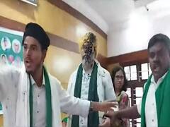 Attack On Rakesh Tikait: किसान नेता राकेश टिकैत पर बेंगलुरु में फेंकी गई स्याही, कार्यक्रम में हंगामा और मारपीट