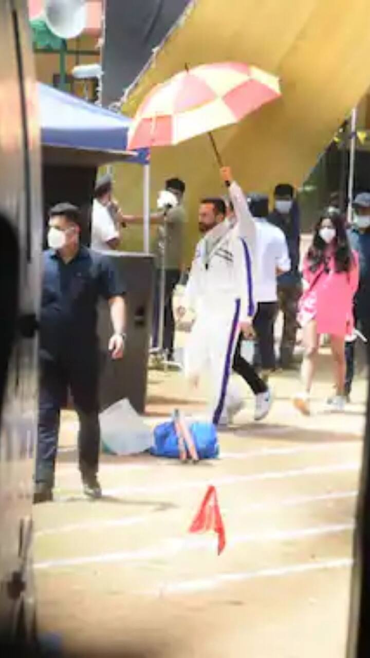 ਇਨ੍ਹਾਂ ਤਸਵੀਰਾਂ 'ਚ ਕਰੀਨਾ ਅਤੇ ਸੈਫ ਨੂੰ ਸਫੈਦ ਐਥਲੀਜ਼ਰ ਆਊਟਫਿਟਸ 'ਚ ਟਵਿਨ ਕਰਦੇ ਦੇਖਿਆ ਗਿਆ।