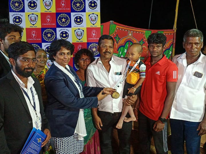 Karur Girl Skating Record: 365 சுற்றுகள்; 26.5 கி.மீ தூரம்: ஸ்கேட்டிங்கில் உலக சாதனை படைத்த 3 வயது சிறுமி - ஆனந்த கண்ணீர் சிந்திய பெற்றோர்!