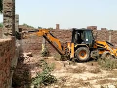 Firozabad News: फिरोजाबाद के सिरसागंज में प्रशासन की बड़ी कार्रवाई, तालाब के किनारे अवैध कब्जे पर चला बुलडोजर