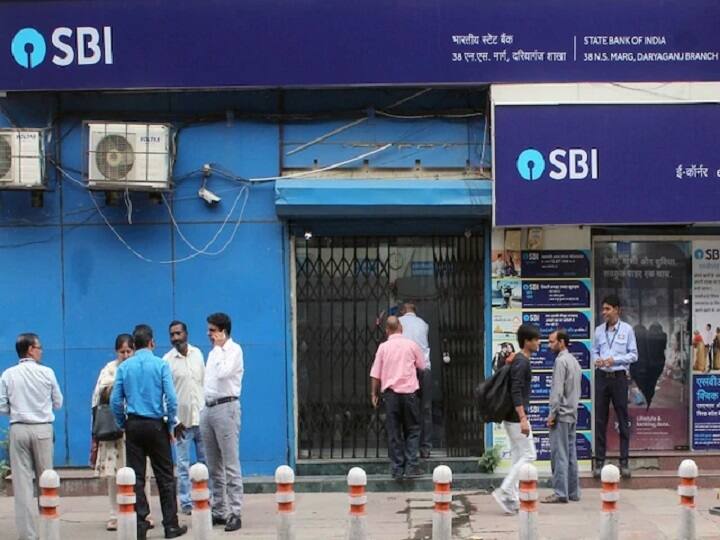 आपको बता दें कि गोल्ड लोन आपको कम क्रेडिट स्कोर (Credit Score) पर भी मिल सकता है. इसके साथ ही यह गोल्ड लोन आपको पर्सनल लोन (Personal Loan) की तुलना में कम ब्याज दर पर भी मिलता है.