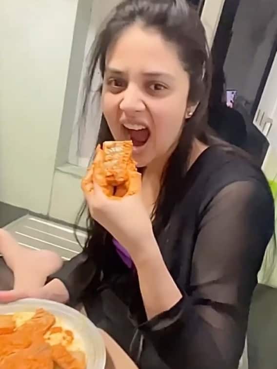 శ్రీముఖి చేపల వేపుడు, చూస్తేనే నోరూరు!