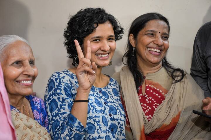 पहला स्थान श्रुति शर्मा ने हासिल किया है. श्रुति सेंट स्टीफंस कॉलेज और जवाहरलाल नेहरू विश्वविद्यालय की पूर्व छात्र हैं और जामिया मिलिया इस्लामिया आवासीय कोचिंग अकादमी में यूपीएससी सिविल सेवा परीक्षा की तैयारी कर रही हैं.