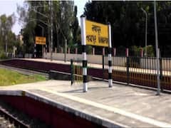Unique Railway Station: ऐसा रेलवे स्टेशन नहीं देखा होगा! स्टेशन मास्टर का केबिन गुजरात में और टिकट मिलती है महाराष्ट्र में