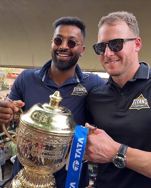 হুডখোলা বাসে ৬ কিলোমিটার রোড শো, হার্দিকদের ঘিরে জনপ্লাবন