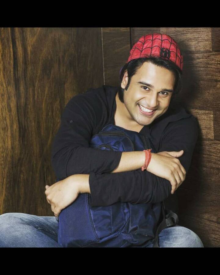 कृष्णाची आई अमिताभ बच्चन यांची खूप मोठी फॅन होती. त्यामुळे जेव्हा बिग बींनी आपल्या मुलाचे नाव अभिषेक ठेवले, तेव्हा कृष्णाच्या आईनेही मुलाचे नाव अभिषेक ठेवले होते. कृष्णा अभिषेकचे खरे नाव अभिषेक शर्मा होते.(photo:krushna30/ig)