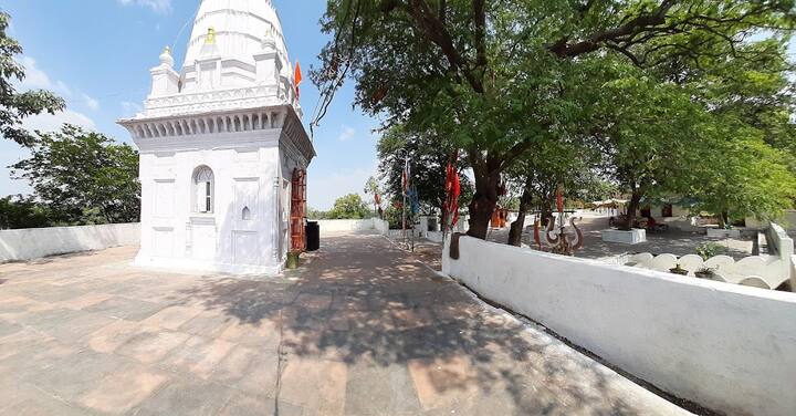 इसके अलावा इसके पास बहती नदी के दूसरे छोर पर चट्टान के ऊपर महादेव का बड़ा सा शिवलिंग नाया गया है. जहां पर भक्त उन्हें कुल्हाड़ी चढ़ाते हैं.