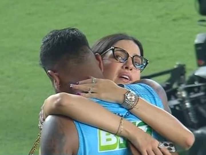 Natasa Stankovic hugs Hardik Pandya with emotional way after IPL 2022 final RR vs GT Video: गुजरात टाइटंस के चैंपियन बनने पर इमोशनल हुईं नताशा, मैदान पर ही हार्दिक को लगा लिया गले