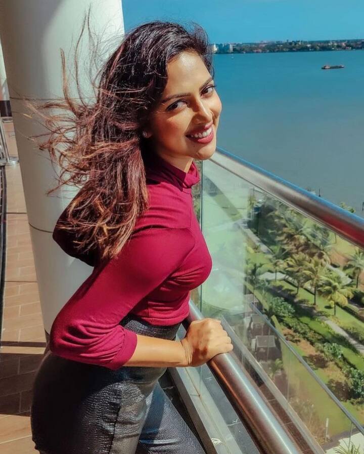 யார் இந்த சாலை ஓரம் பூக்கள் வைத்தது காற்றில் எங்கெங்கும் வாசம் வீசுது