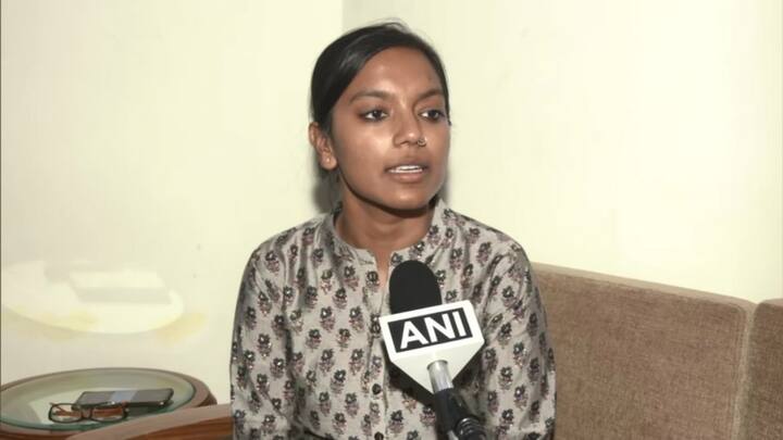 दूसरा स्थान अंकिता अग्रवाल ने हासिल किया है. पश्चिम बंगाल में रहने वाली सेकेंड टापर अंकिता अग्रवाल मूलत: बिहार के मधेपुरा की रहने वाली हैं. उनका बचपन मधेपुरा के बिहारीगंज में गुजरा है.