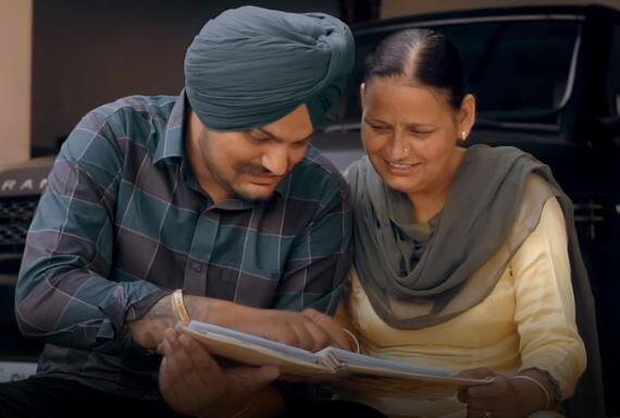 सिद्धू ने अपनी मां चरण कौर के जन्मदिन पर इस तस्वीर को पोस्ट करते हुए लिखा था, ''कदे सूरज वांगू तपदा, कदे शांत सवेरे वर्गा हां, मां मैंनू लगदा रहदा मैं जमा तेरे वरगा हां. लव यू मां हैप्पी बर्थडे मां.''