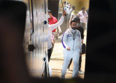 इन फोटोज में करीना और सैफ व्हाइट एथलीजर आउटफिट में ट्विनिंग करते नजर आए.