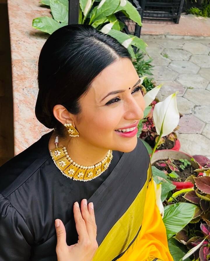 दिव्यानं मुलाखतीमध्ये सांगितलं, 'माझ्यासोबत एक घटना घडली. ही घटना एका थिएटर बाहेर घडली. त्यावेळी सिंगल स्क्रिनचे तिकीट ब्लॅकनं विकलं जात होतं. त्यामुळे थिएटर बाहेर खूप गर्दी होती. मी तिकीट विकत घेण्यासाठी लाइनमध्ये थांबले होते. तेव्हा गर्दीचा गैरफायदा घेऊन एका व्यक्तीनं मला चुकीच्या पद्धतीनं स्पर्श करण्याचा प्रयत्न केला. '(photo:/divyankatripathidahiya/ig)