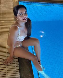 Monalisa Photos: स्विमिंग पूल किनारे बिकिनी पहने पोज़ देती दिखीं मोनालिसा, फिर बढ़ाई फैंस के दिलों की धड़कनें