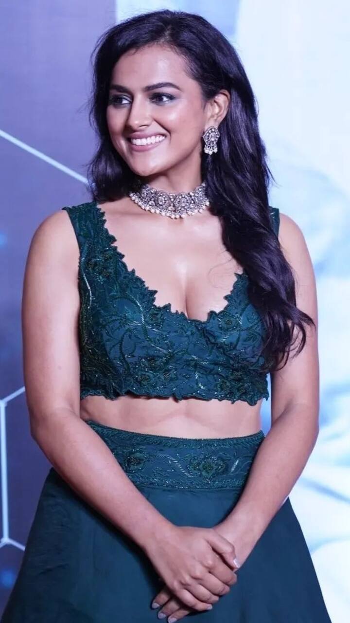 யாா் எந்தன் வாா்த்தைமீது மௌனம் வைத்தது இன்று பேசாமல் கண்கள் பேசுது