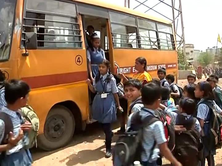 School bus operators in Mumbai will soon be increasing the bus operational charges महंगाई के बीच मुंबई में अभिभावकों को लगेगा बड़ा झटका, किराए में 20 फीसदी तक की बढ़ोतरी करेंगे स्कूल बस संचालक