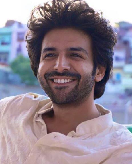 खबर है कि अब कार्तिक एक फिल्म के लिए 35 से 40 करोड़ रुपये के बीच चार्ज किया करेंगे.