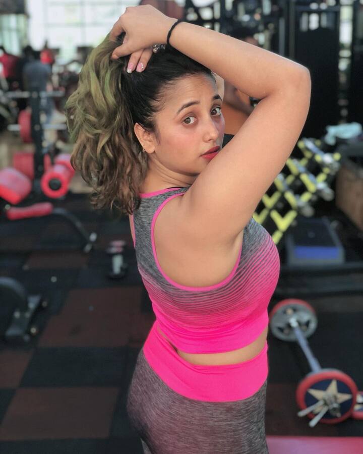 तस्वीरों को शेयर करते हुए रानी जल्द ही कुछ अच्छा आने वाला है #शूटमोड थक गई.
