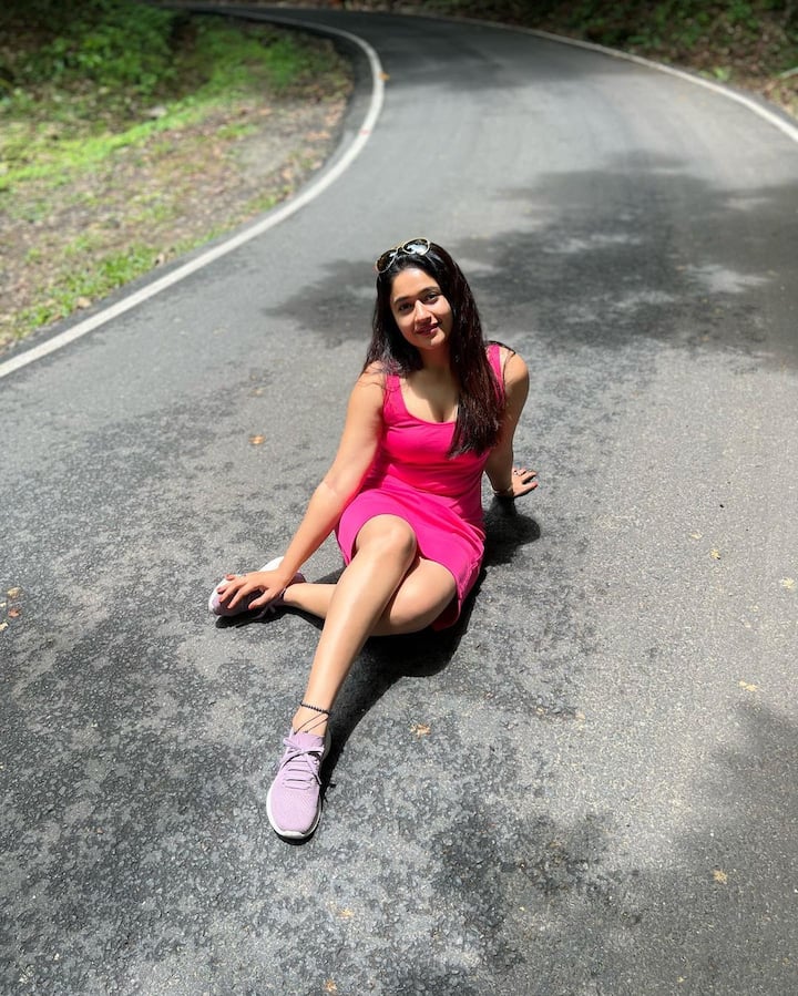 రోడ్డెక్కిన పూనమ్ భజ్వా, కేరళలో బిజీ బిజీ - Image Credit: Poonam Bajwa/Instagram