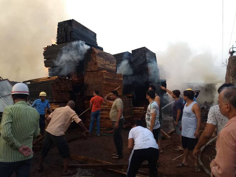 Nagpur Fire news two saw mills suffer losses due to fire near Kapsi Bidgaon road Fire Nagpur : नागपूरात दोन सॉ मिलला आग, लाखोंचे साहित्य खाक