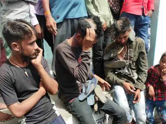 Rajasthan Crime News: शादी समारोह में मेहमानों से कर रहे थे लूटपाट, लोगों ने पकड़कर सिर मुड़ा कर पहनाई जूतों की माला Rajasthan Crime News: शादी समारोह में मेहमानों से कर रहे थे लूटपाट, लोगों ने पकड़कर सिर मुड़ा कर पहनाई जूतों की माला
