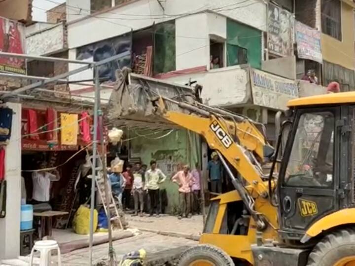 Bulldozer action against encroachment in Fatehpur UP stirred up traders administration warned for further ANN Bulldozer Action in UP: यूपी के फतेहपुर में अतिक्रमण पर चला बुल्डोजर, व्यापारियों में हड़कंप, प्रशासन ने चेताया