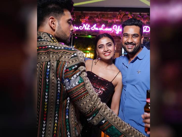 नुकतेच या दोघांनी त्यांच्या सोशल मीडिया अकाऊंटवर काही रोमँटिक फोटो शेअर केले आहेत.