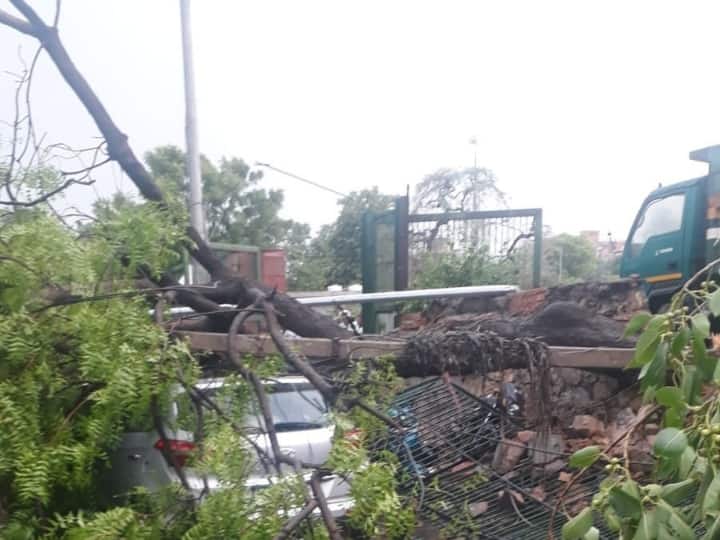 सोमवार को हुई तेज बारिश में दिल्ली में दो लोगों की मौत हो गई. एक तो जामा मस्जिद इलाके के गली गलियान में छज्जा गिरने से 50 साल के व्यक्ति कमल की मौत गई. कमल अपने घर की बालकनी में घूम रहे थे, जहां तेज आंधी के कारण उनपर छज्जा गिर गया. वहीं दूसरे मामले में, उत्तरी दिल्ली के अंगूरी बाग इलाके में, बसीर बाबा के रूप में पहचाने जाने वाले 65 वर्षीय बेघर व्यक्ति की पीपल के पेड़ पर गिरने से मौत हो गई.