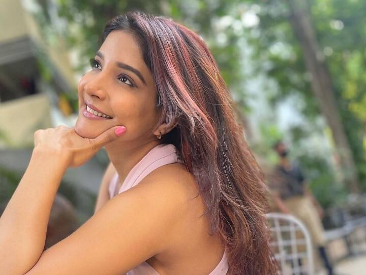 actress sakshi agarwal posts her fun shooting moment on instagram Actress Sakshi Agarwal: ட்ராம்போலினில் குழந்தைபோல் விளையாடி தடுக்கி விழுந்த சாக்‌ஷி அகர்வால்!