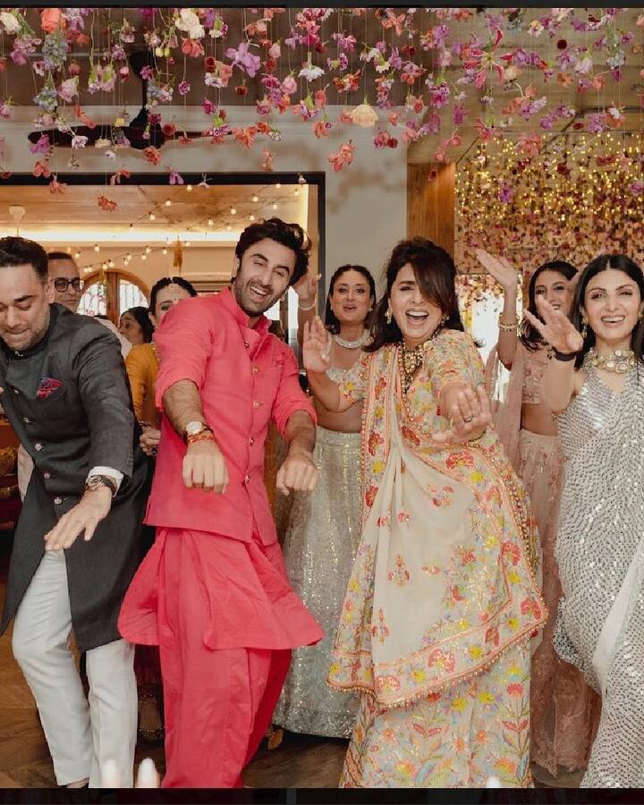 नीतू ने कहा 'मैं नहीं चाहती कि वो दुखी हों. शादी बहुत जल्दबाज़ी में हुई थी. इसलिए हम ज्यादा कुछ नहीं कर सके. अगर ये मुझपर छोड़ दिया जाता तो मैं इसे  ग्रैंड तरीक से करती  और सभी को बुलाती.'