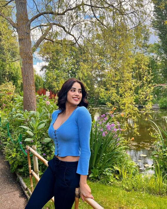 Janvi kapoor: ஜான்வி கபூரின் கண்ணை பரிக்கும் கலர்ஃபுல்லான புகைப்படங்கள் Janvi kapoor: ஜான்வி கபூரின் கண்ணை பரிக்கும் கலர்ஃபுல்லான புகைப்படங்கள்