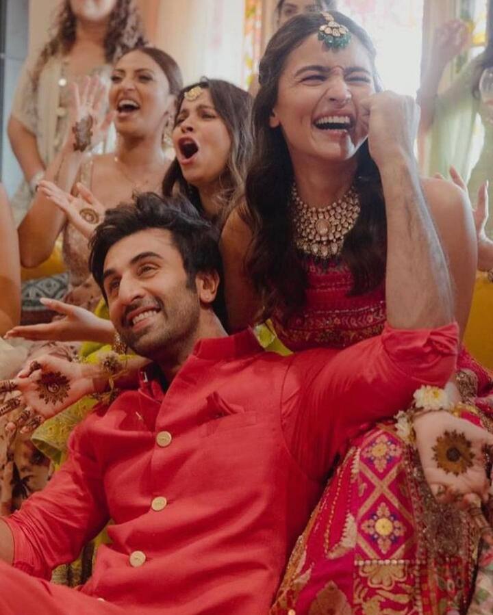 आपको बता दें कि राणबीर-आलिया की शादी 14 अप्रैल को हुई थी. शादी में केवल परिवार के सदस्य और कुछ खास दोस्त ही शामिल हुए थे.