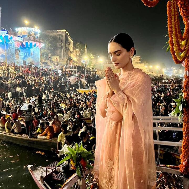 मानुषी और अक्षय काशी विश्वनाथ मंदिर पहुंचकर पूजा करते हुए अपनी तस्वीरें भी शेयर की हैं.