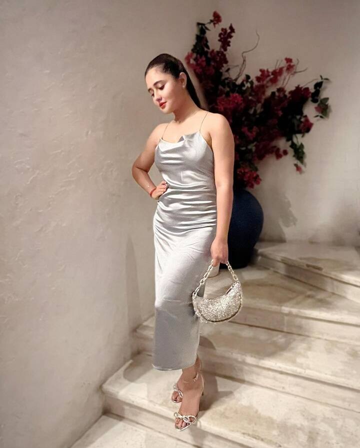 रश्मि देसाई की गिनती टीवी की टॉप एक्ट्रेस में होती है. अब हाल ही में एक्ट्रेस ने सोशल मीडिया पर कुछ तस्वीरें शेयर की हैं, जिसमें वो एक रेस्त्रां में अपने ग्लैमरस अंदाज से चार चांद लगाती हुई दिखाई दे रही हैं.