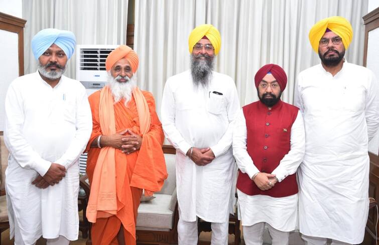 Padma Shri awardees Sant Balbir Singh Seechewal, Bikramjeet Singh Sahni Nomination papers filed for Rajya Sabha ਸੰਤ ਸੀਚੇਵਾਲ ਤੇ ਸਾਹਨੀ ਨੇ ਭਰਿਆ ਨਾਮਜ਼ਦਗੀ ਪੱਤਰ: ਆਮ ਆਦਮੀ ਪਾਰਟੀ ਵੱਲੋਂ ਜਾਣਗੇ ਰਾਜ ਸਭਾ 'ਚ; ਵਿਰੋਧ 'ਚ ਕੋਈ ਨਹੀਂ; ਜਿੱਤ ਤੈਅ