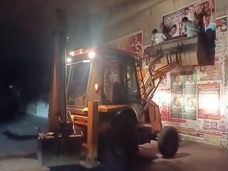 Watch Video: ‛உங்க அநியாயத்திற்கு அளவே இல்லையா...’ நண்பர் திருமண போஸ்டரை ஒட்ட, பொக்லைனோடு வந்த ஜேசிபி கேங்!