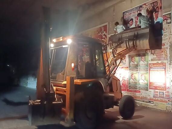 Watch Video: ‛உங்க அநியாயத்திற்கு அளவே இல்லையா...’ நண்பர் திருமண போஸ்டரை ஒட்ட, பொக்லைனோடு வந்த ஜேசிபி கேங்!