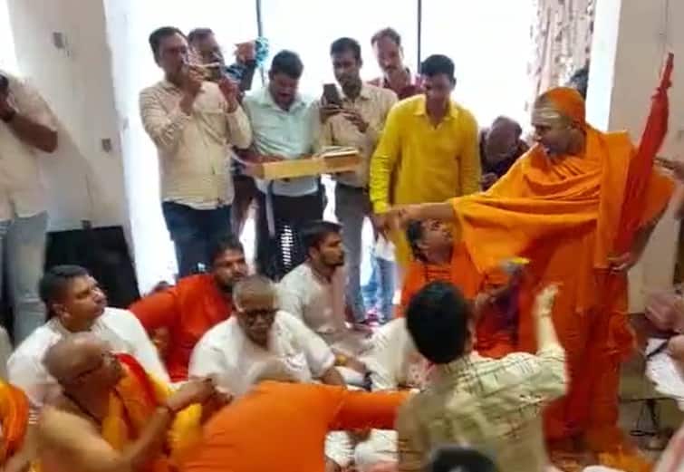 Maharashtra news Nashik's Shasrartha Sabha was stopped by the police Nashik Hanuman Birth Place : नाशिकची शास्रार्थ सभा पोलिसांच्या मध्यस्थीने गुंडाळली, 'काँग्रेसी' म्हटल्याने झाला वाद