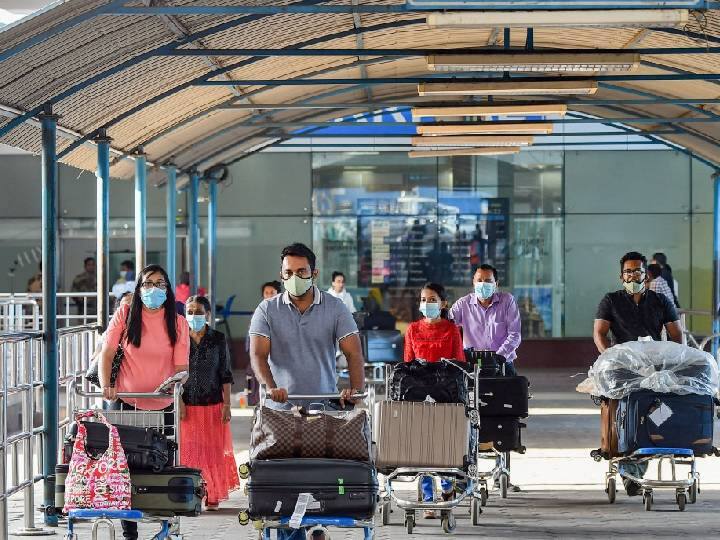 Face Mask Mandatory at  all airports orders  Directorate General of Civil Aviation DGCA  due to coronavirus Face Mask Mandatory : विमानात प्रवाशांना पुन्हा मास्क सक्ती, नागरी हवाई वाहतूक संचालनालयानाचे निर्देश