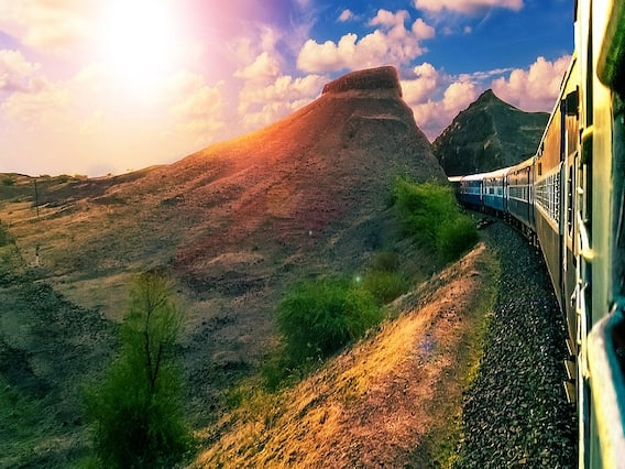 Longest Train Travels: भारत के इन रूट्स पर कर सकते हैं सबसे लंबी ट्रेन यात्रा, देखें पूरी लिस्ट