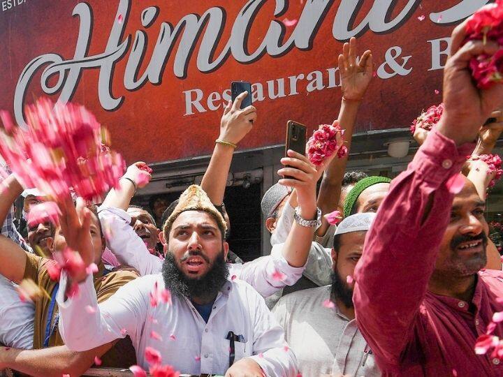 तस्वीर में देखा जा सकता है कि शिमला में हो रहे कार्यक्रामों में हिस्सा लेने के दौरान वह एक लड़की को आशीर्वाद दे रहे हैं. दरअसल पीएम जब कार्यक्रम  में हिस्सा लेने जा रहे थे तो एक लड़की हाथ में उनकी मां की पेंटिंग लेकर खड़ी थी. उसने पीएम को उनकी मां हीराबेन की एक पेंटिंग गिफ्ट कर दी.