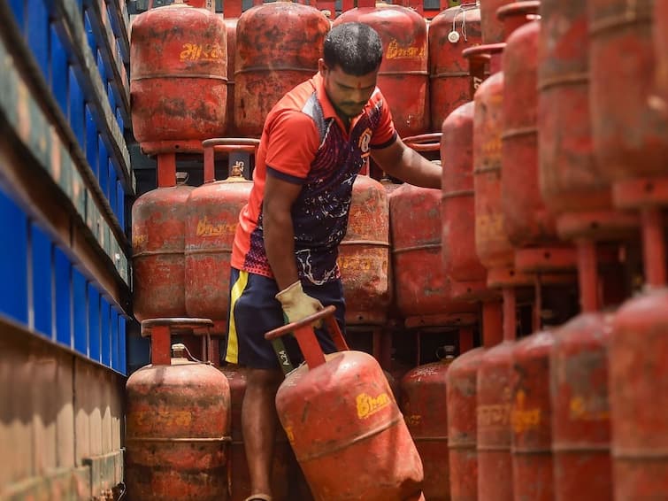 lpg-price hike-burden-on-the-pockets-of-common-citizens-will-increase-from-the-first-date-of-june LPG Price Hike: আরও বাড়বে রান্নার গ্যাসের দাম ! কাল থেকেই নতুন রেট ?