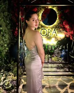 Rashami Desai Photos: रेस्टोरेंट में डिनर करने पहुंचीं रश्मि देसाई ग्रे आउटफिट में लगीं स्टनिंग, दिलकश अदाओं से चुरा ली लाइमलाइट