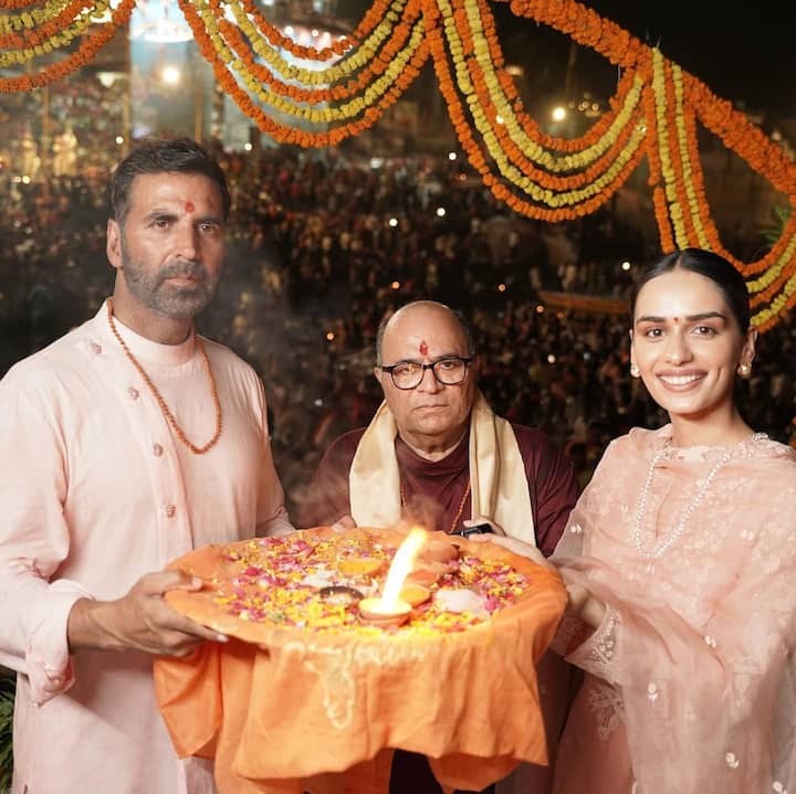 यहां पहुंचकर अक्षय कुमार और मानुषी ने गंगा आरती करते हुए भी आर्शीर्वाद भी लिया.