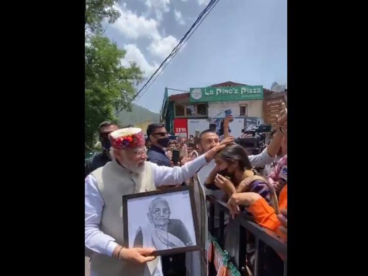 WATCH | PM Modi Stops Car, Accepts Mother Heeraben’s Sketch Gifted By A Girl In Shimla WATCH | PM Modi Stops Car To Accept Mother Heeraben's Sketch From A Girl In Shimla