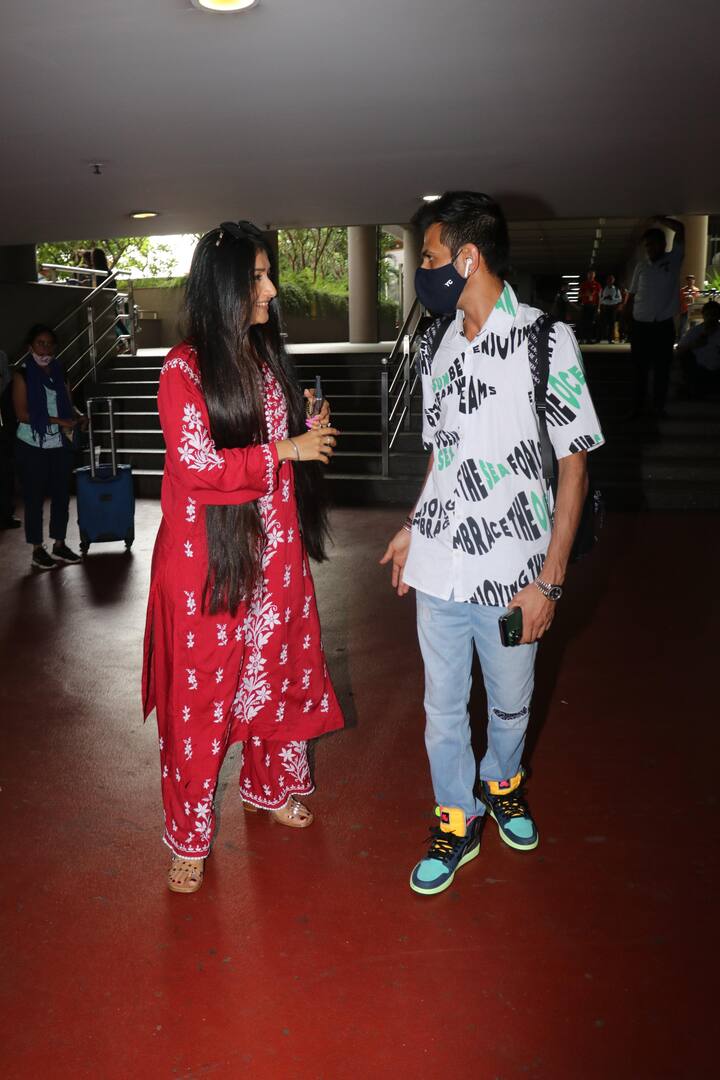 इस दौरान चहल वाइट प्रिंटेड शर्ट पहने दिखे. वहीं धनश्री ने लाल रंग का सूट पहना हुआ है. दोनों बेहद खूबसूरत दिख रहे हैं.