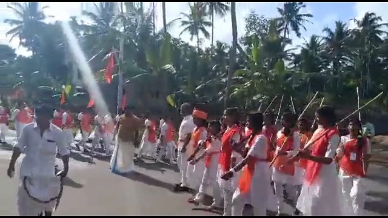 Kerala: பளபளக்கும் வாள்! கேரளாவில் ஆயுதங்களுடன் பேரணி சென்ற பெண்கள்.. பாய்ந்த வழக்கு!!